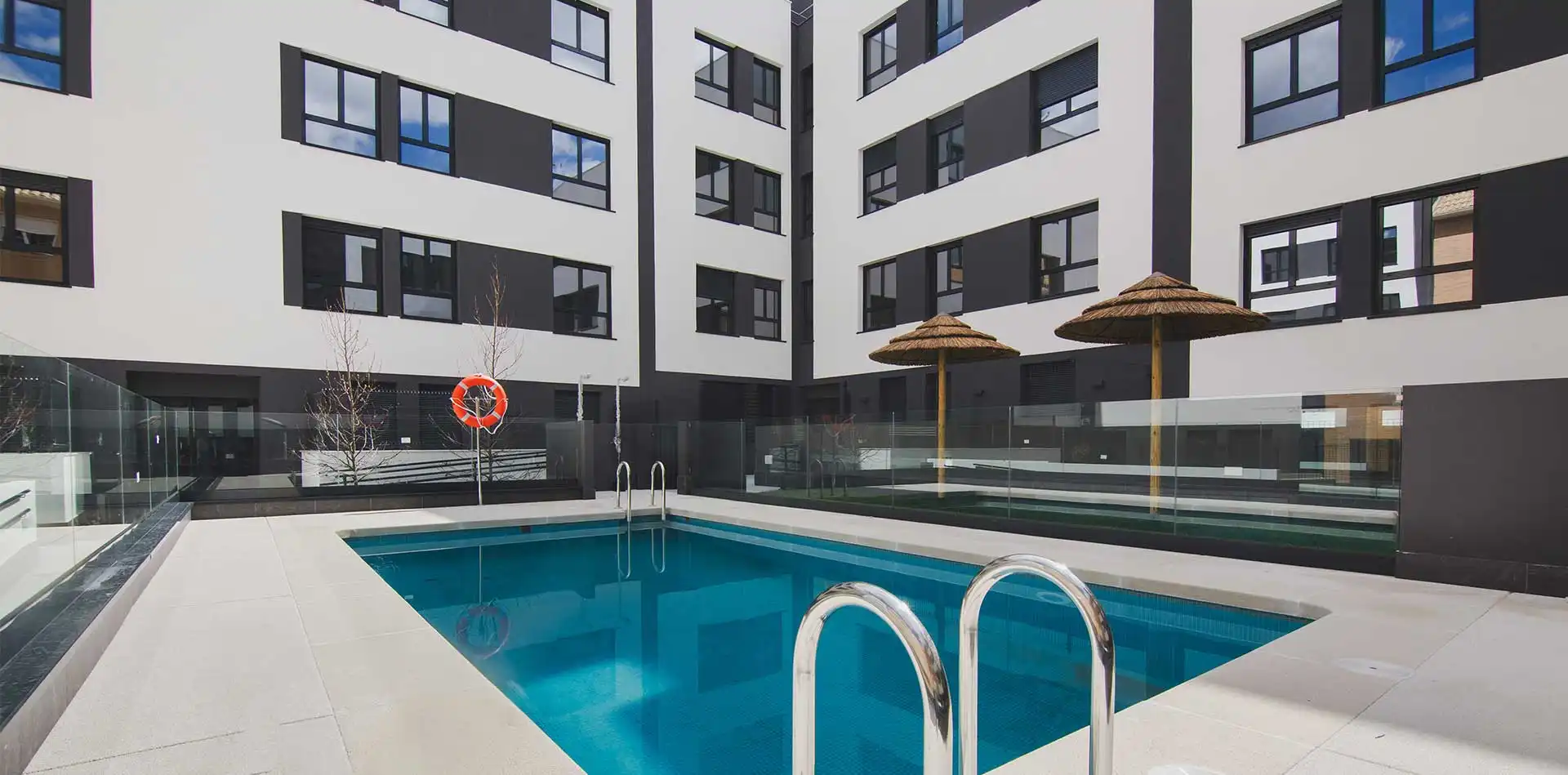 Vista de la piscina de la promoción de viviendas iKasaClass Puerta de las Rozas