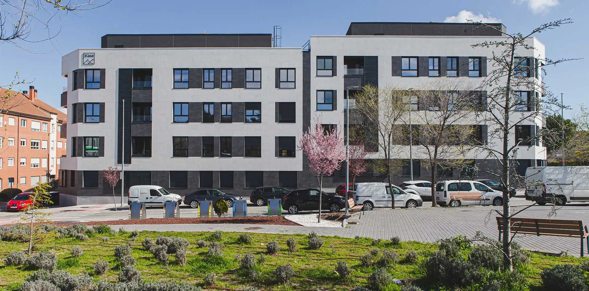 Vista frontal de la fachada de la promoción de viviendas iKasaClass Puerta de las Rozas
