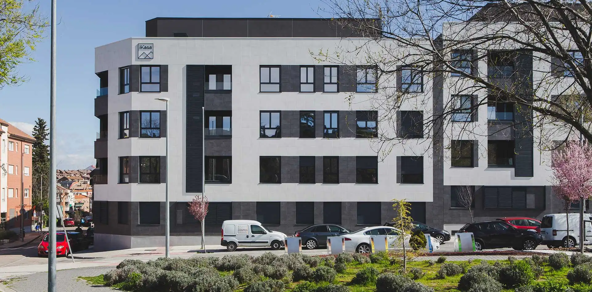 Vista frontal de la fachada de la promoción de viviendas iKasaClass Puerta de las Rozas