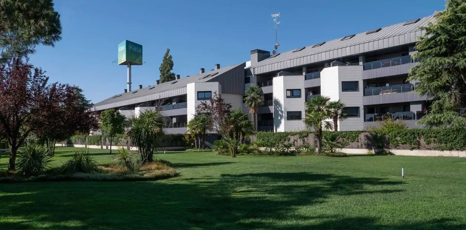 Amplio y cuidado jardín, fachada con amplias terrazas para disfrutar en Lagos Park