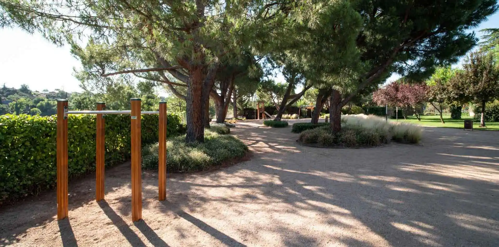 Zona de ejercicio exterior en el jardín de Lagos Park, con árboles y vegetación