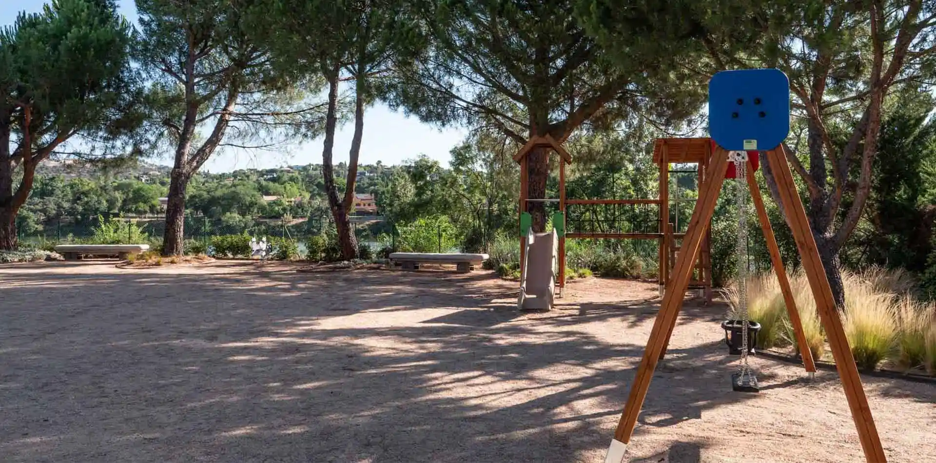 Área infantil con zona de columpios en Lagos Park