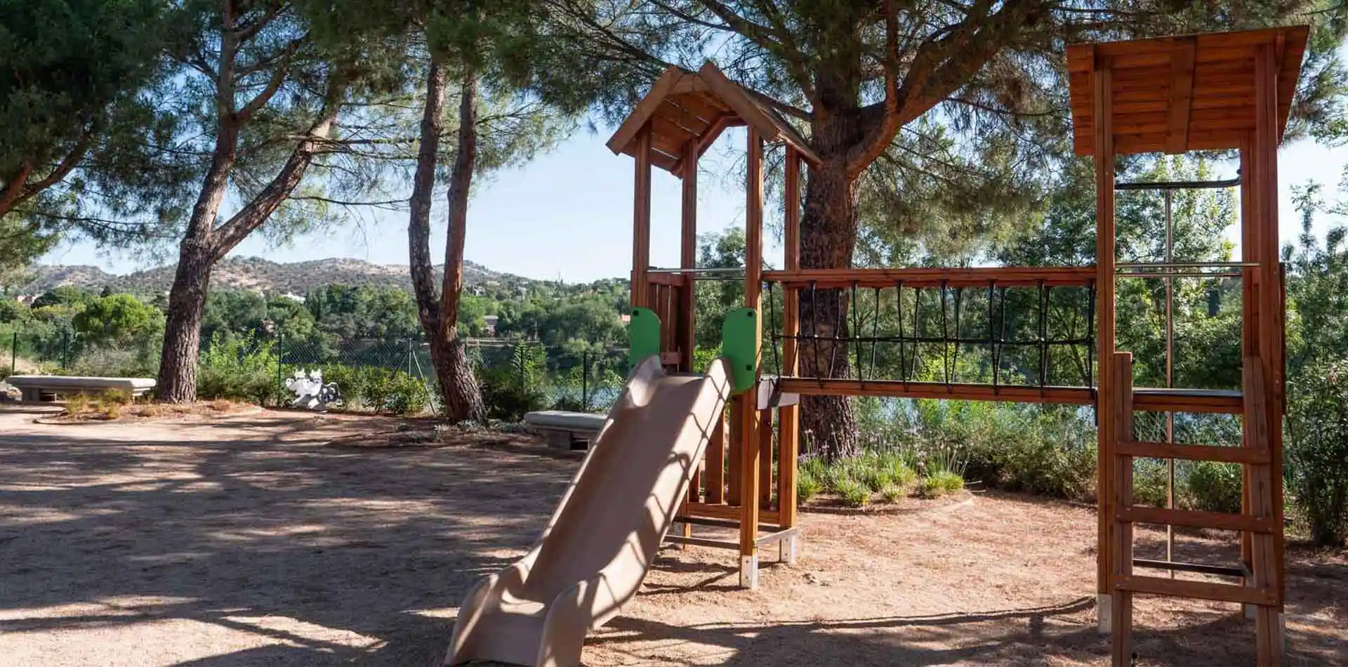 Área infantil con tobogán en Lagos Park