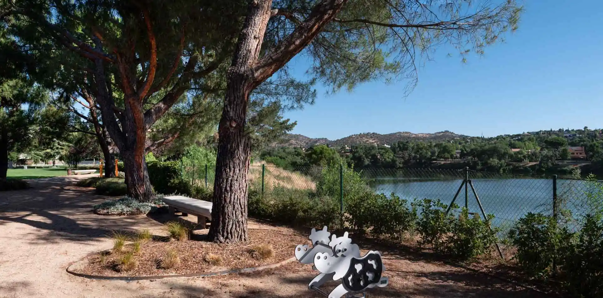 Vistas al Embalse Molido de la Hoz desde el jardín de Lagos Park