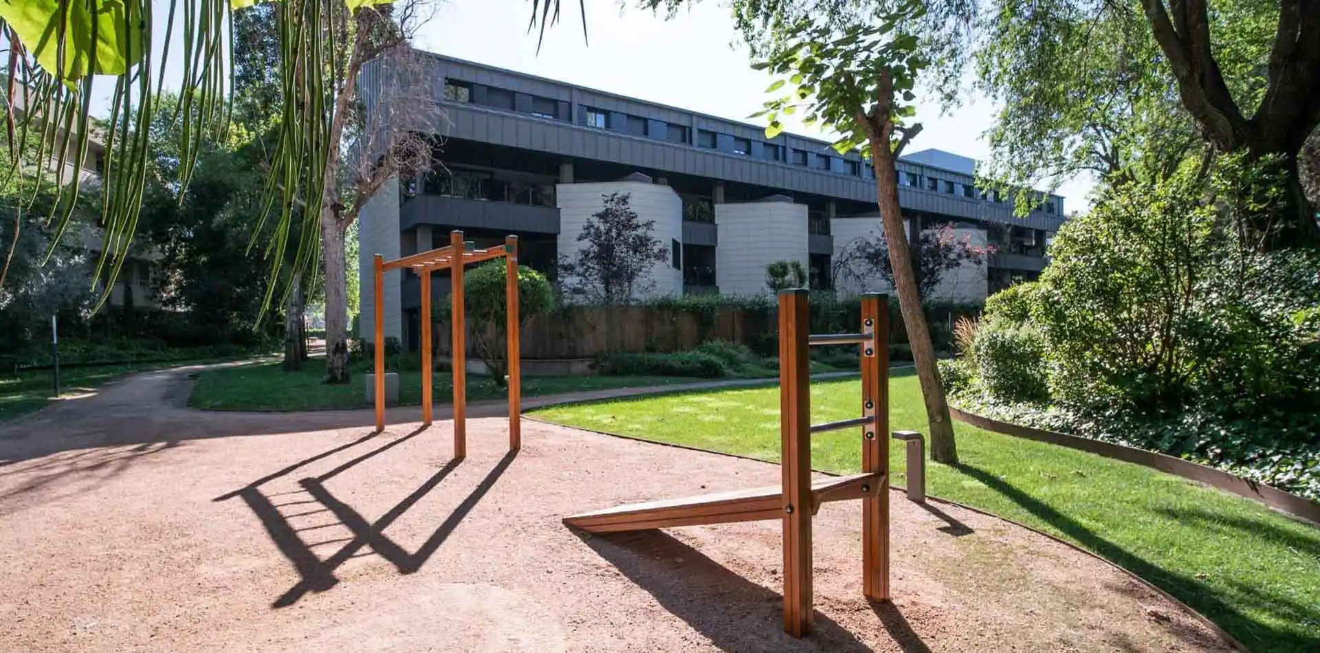 Área de ejercicio exterior en jardín de Lagos Park, vista de la fachada de fondo.