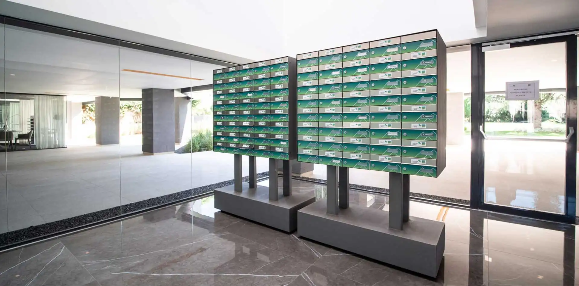 Área de correos y buzones en Lagos Park. Mucha luz