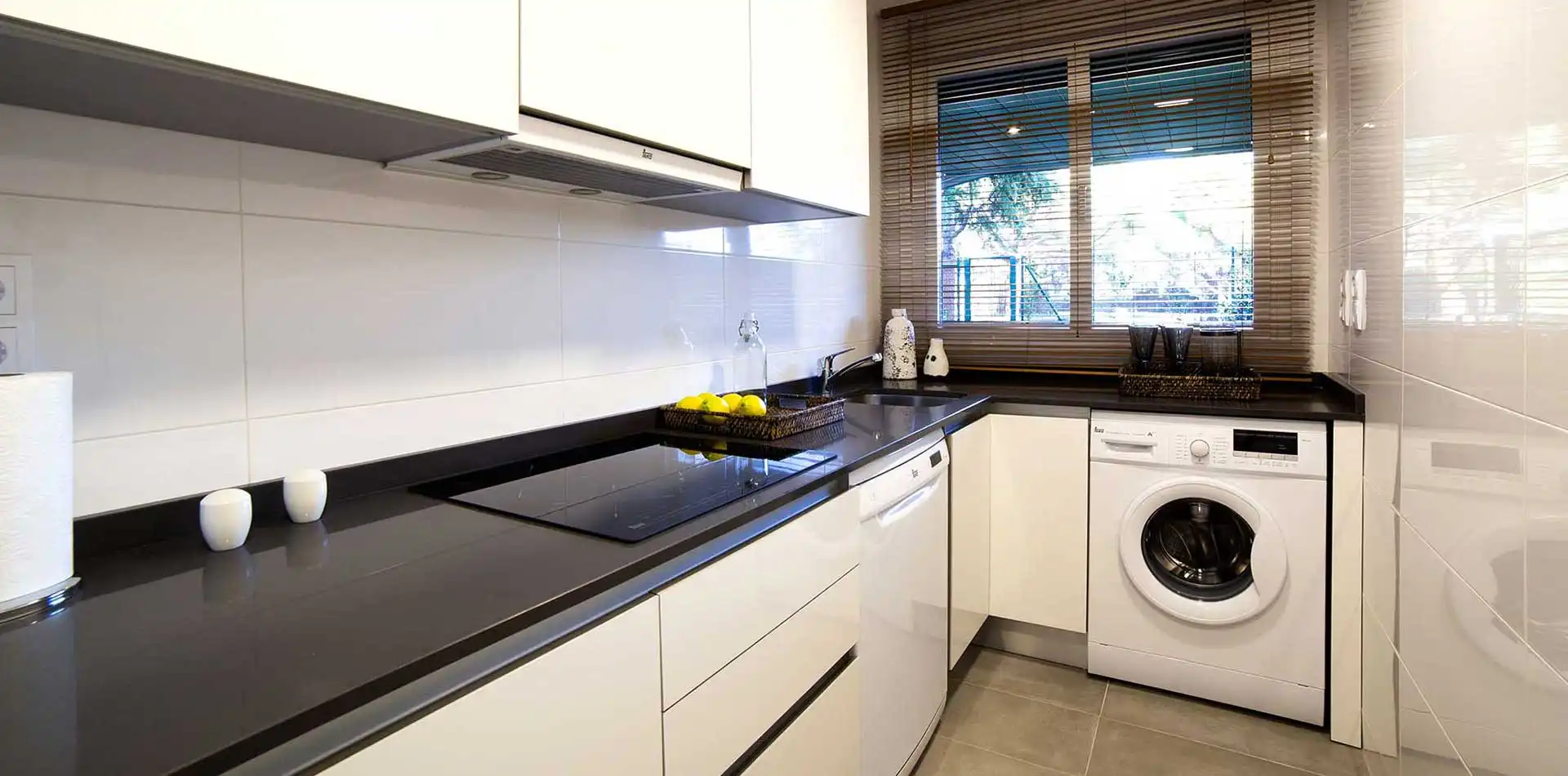 Cocina equipada con electrodomésticos en Lagos Park, ventana al exterior