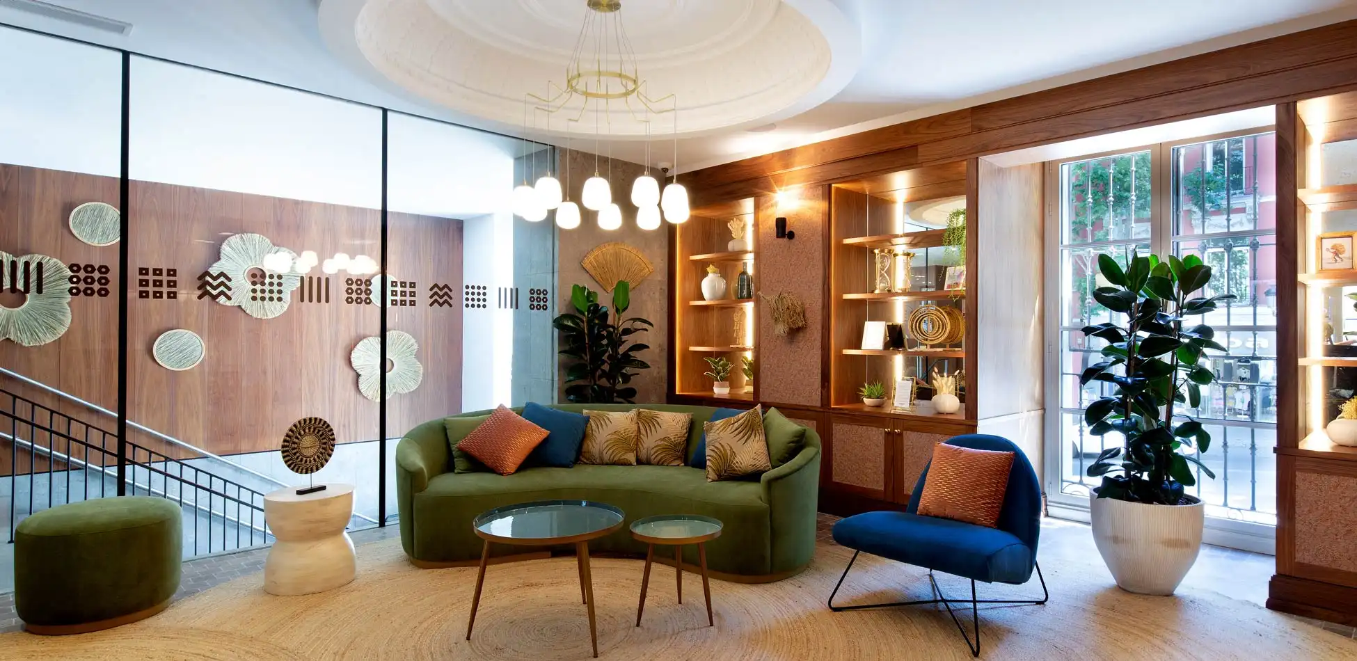 Espacio confortable con sofás y mesas en el Hotel Atocha Madrid