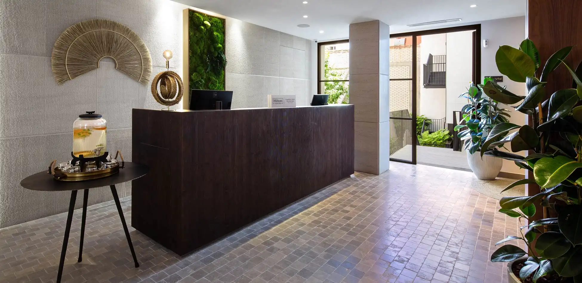 Recepción del Hotel Atocha Madrid con puerta de acceso