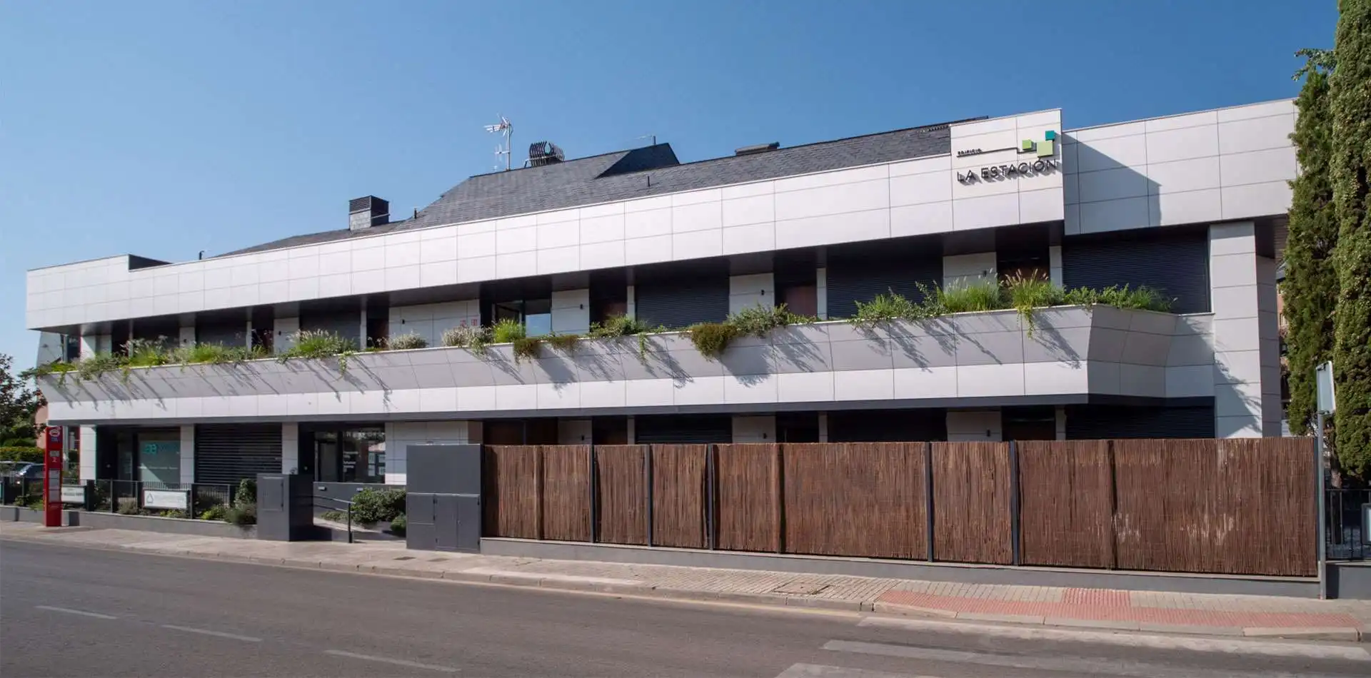 Fachada frontal del edificio de La Estación con vegetación en primera planta.