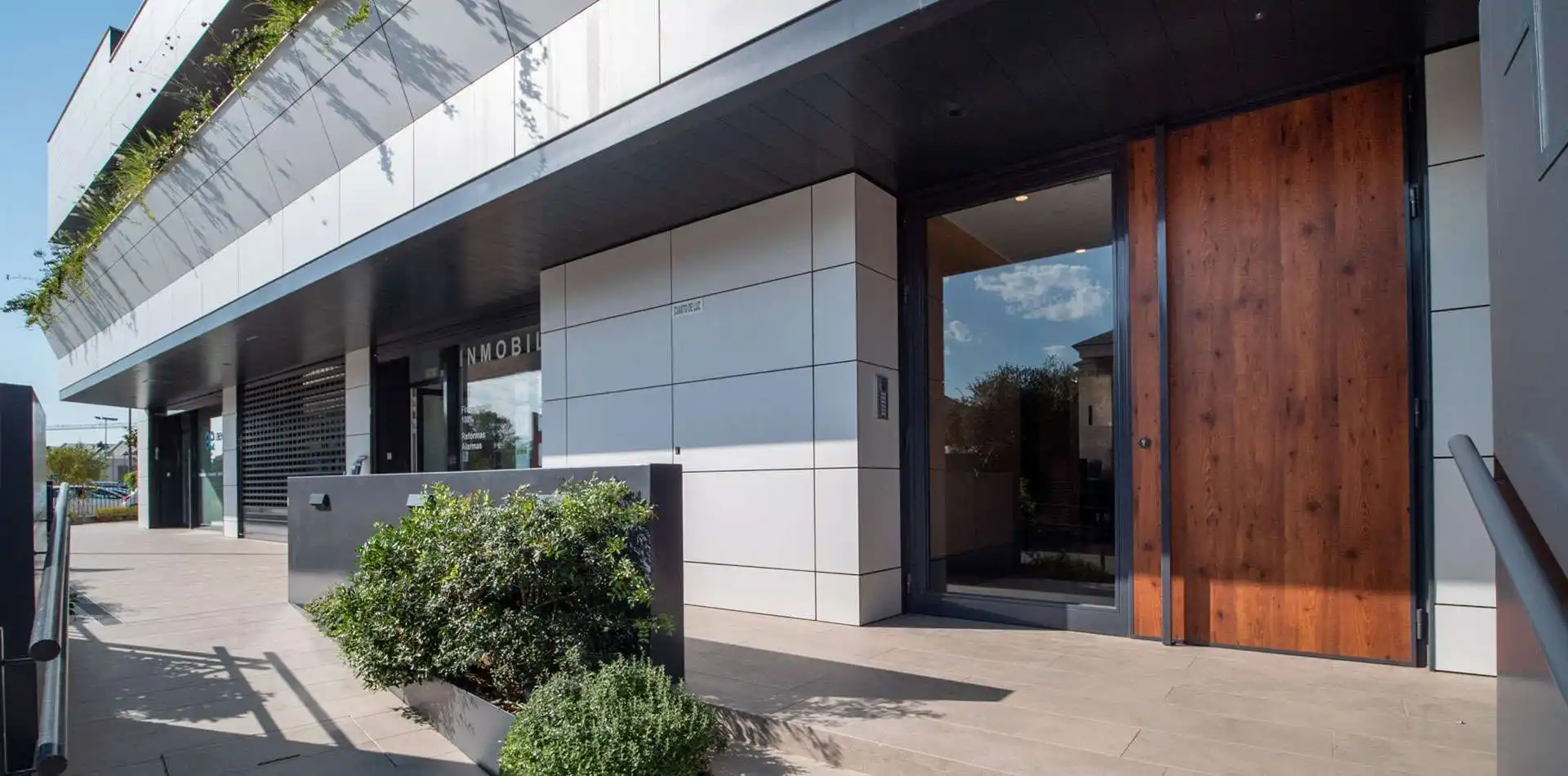 Acceso al edificio La Estación en Las Rozas de Madrid. Puerta de entrada principal.