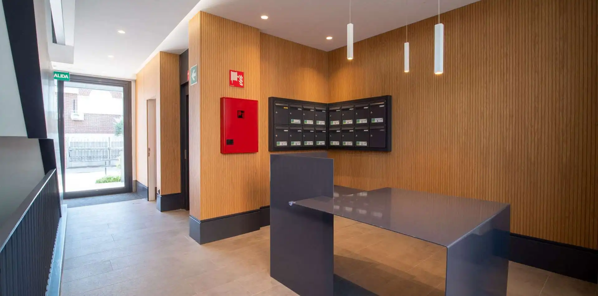 Imagen de la zona de hall de acceso y buzones en Edificio La Estación en Las Rozas de Madrid.