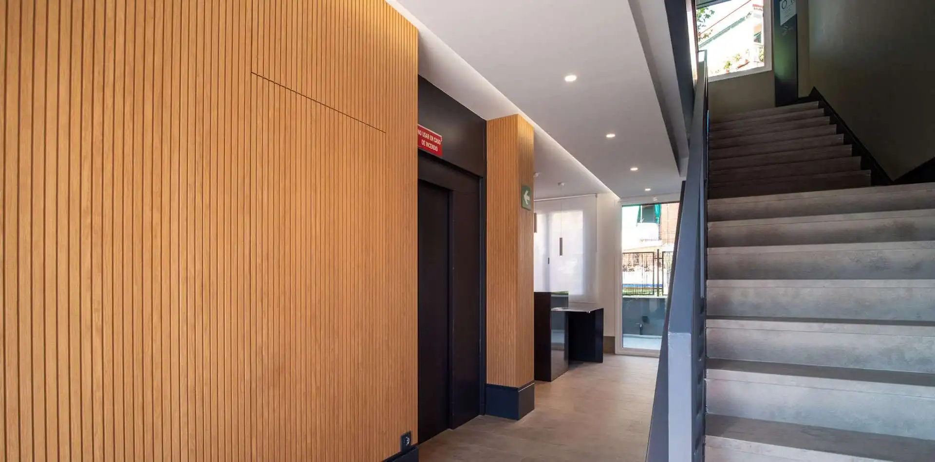 Hall y escaleras de subida al primer piso en el edificio La Estación en Las Rozas de Madrid.