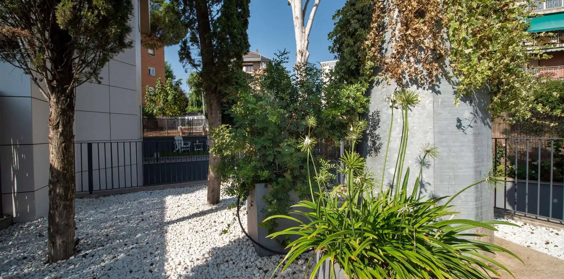 Vegetación y zonas verdes en el Edificio La Estación Las Rozas
