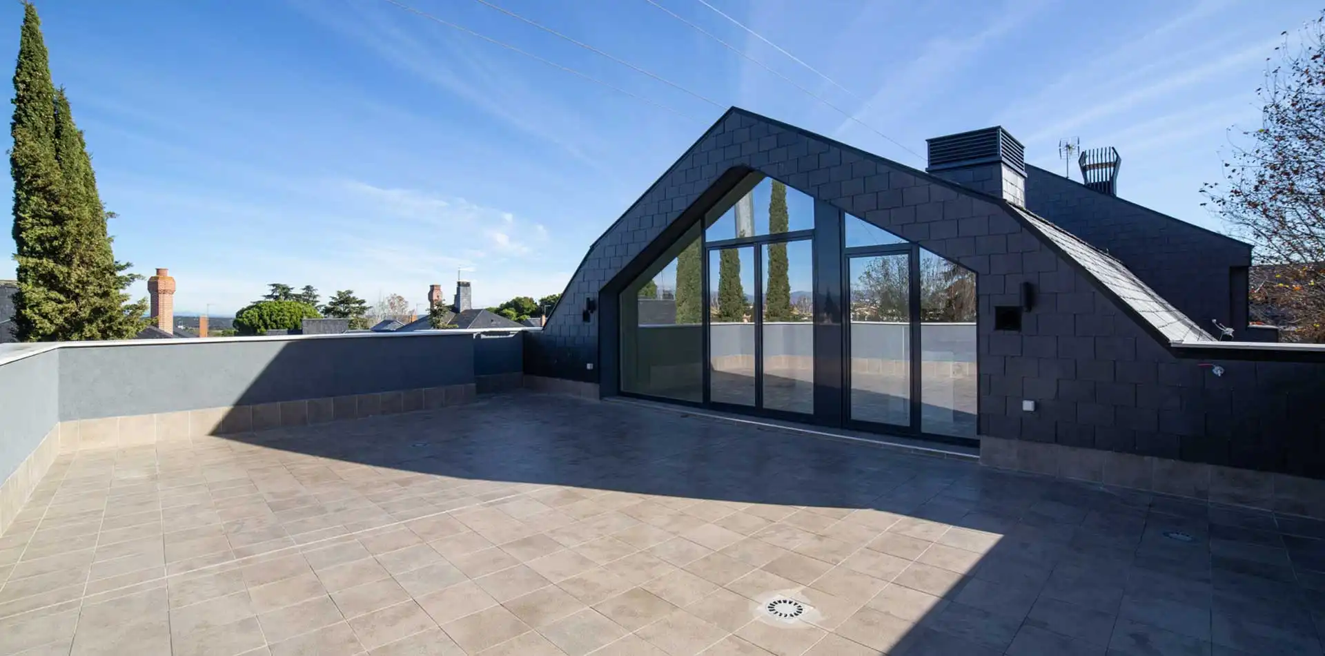 Terraza en planta ático en el Edificio La Estación Las Rozas de Madrid