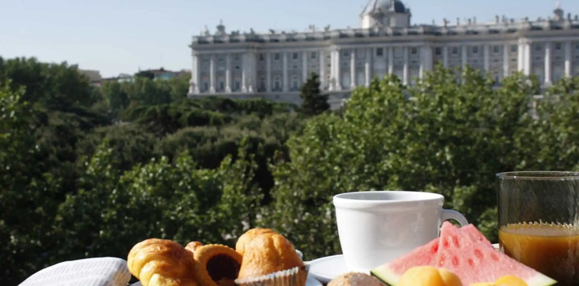 Desayuno frente al Palacio de Real de Madrid en Voreia, Madrid