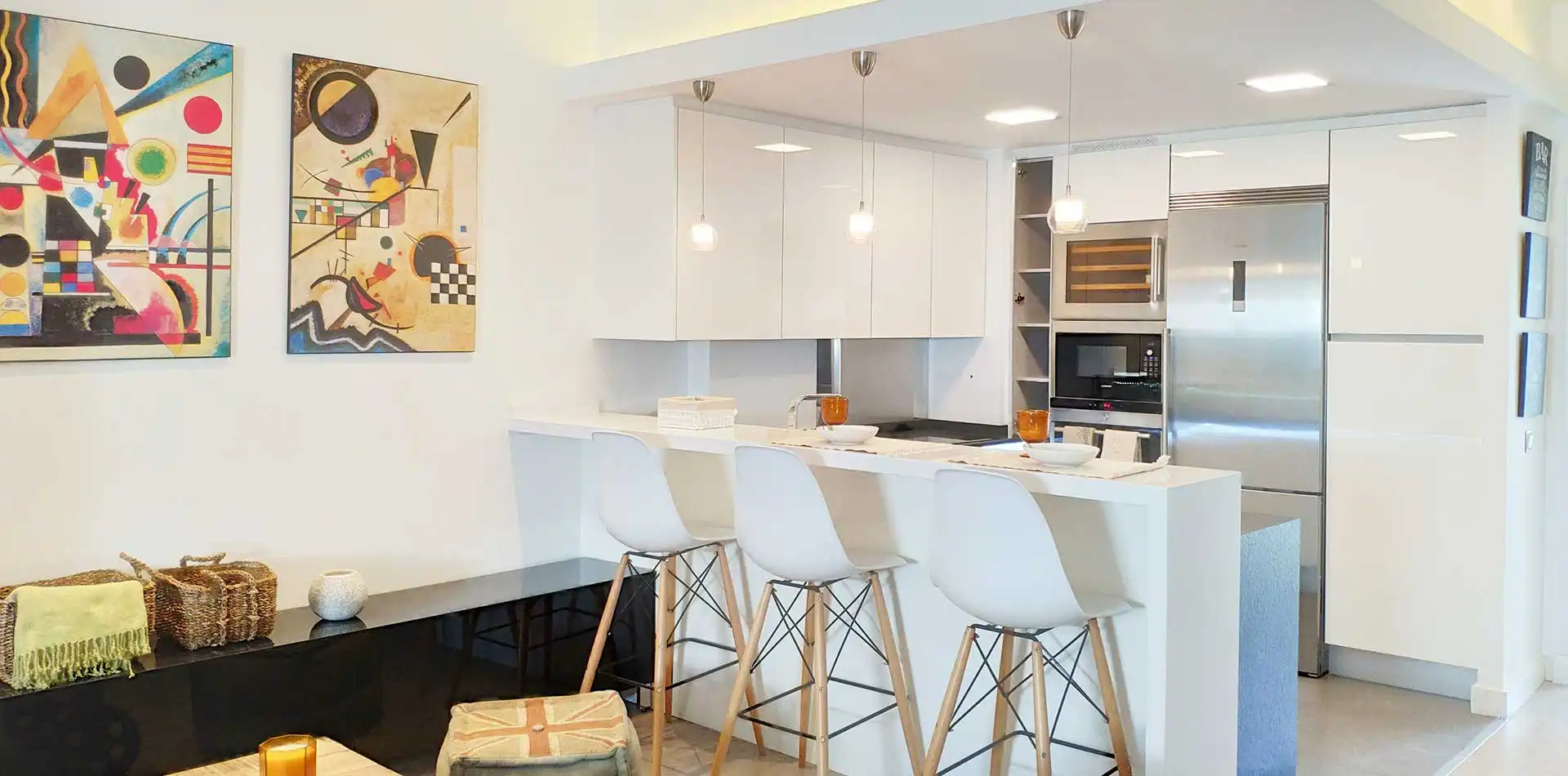 Cocina equipada abierta al salón en Voreia, en el corazón de Madrid