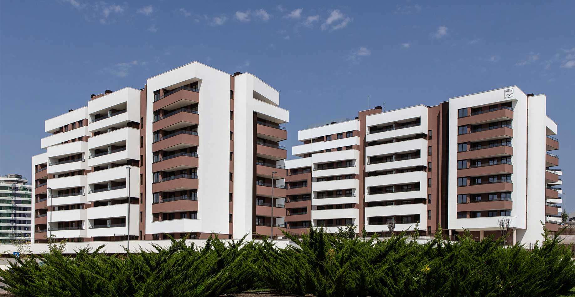 Vista de la fachada de dos edificios de la promoción de viviendas iKasaClass Nuevo Tres Cantos