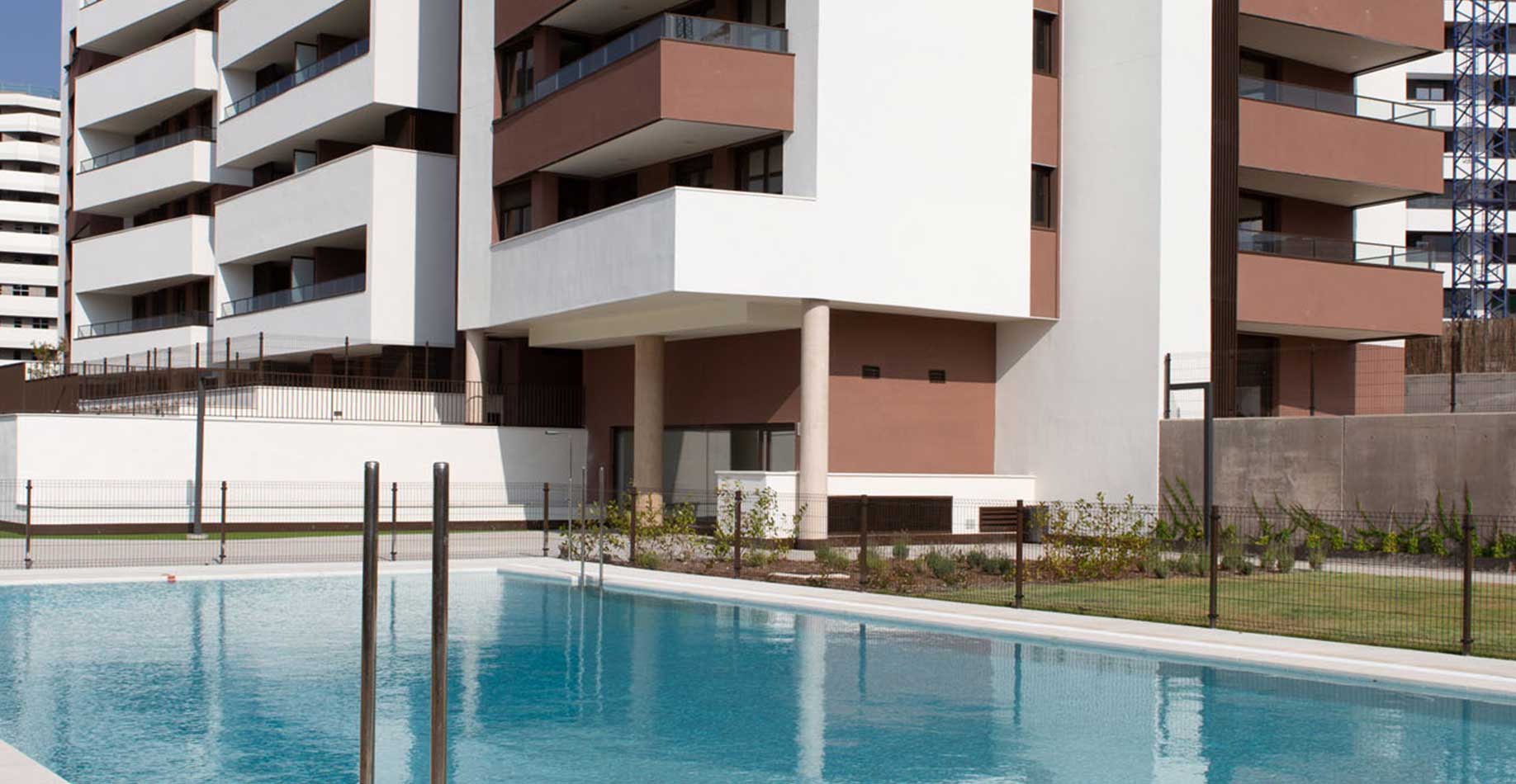 Espectacular piscina de la promoción de viviendas iKasaClass Nuevo Tres Cantos