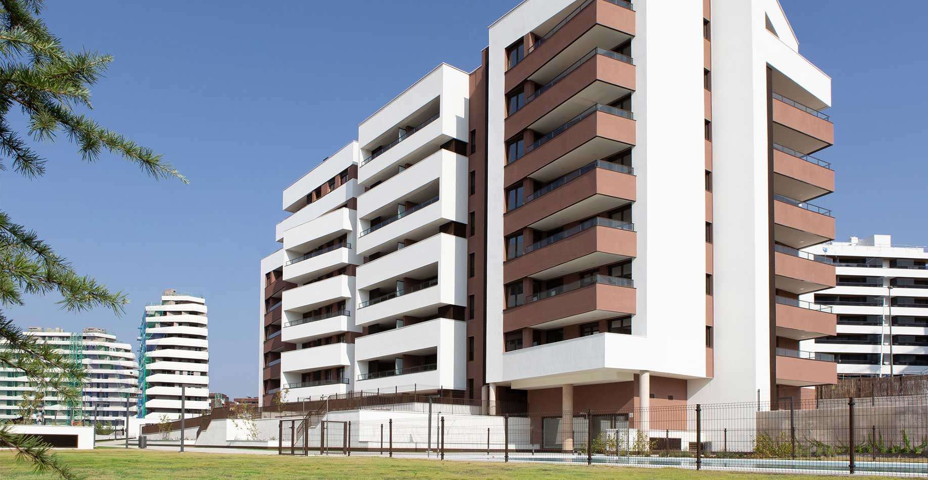 Fachada principal de la promoción de viviendas iKasaClass Nuevo Tres Cantos