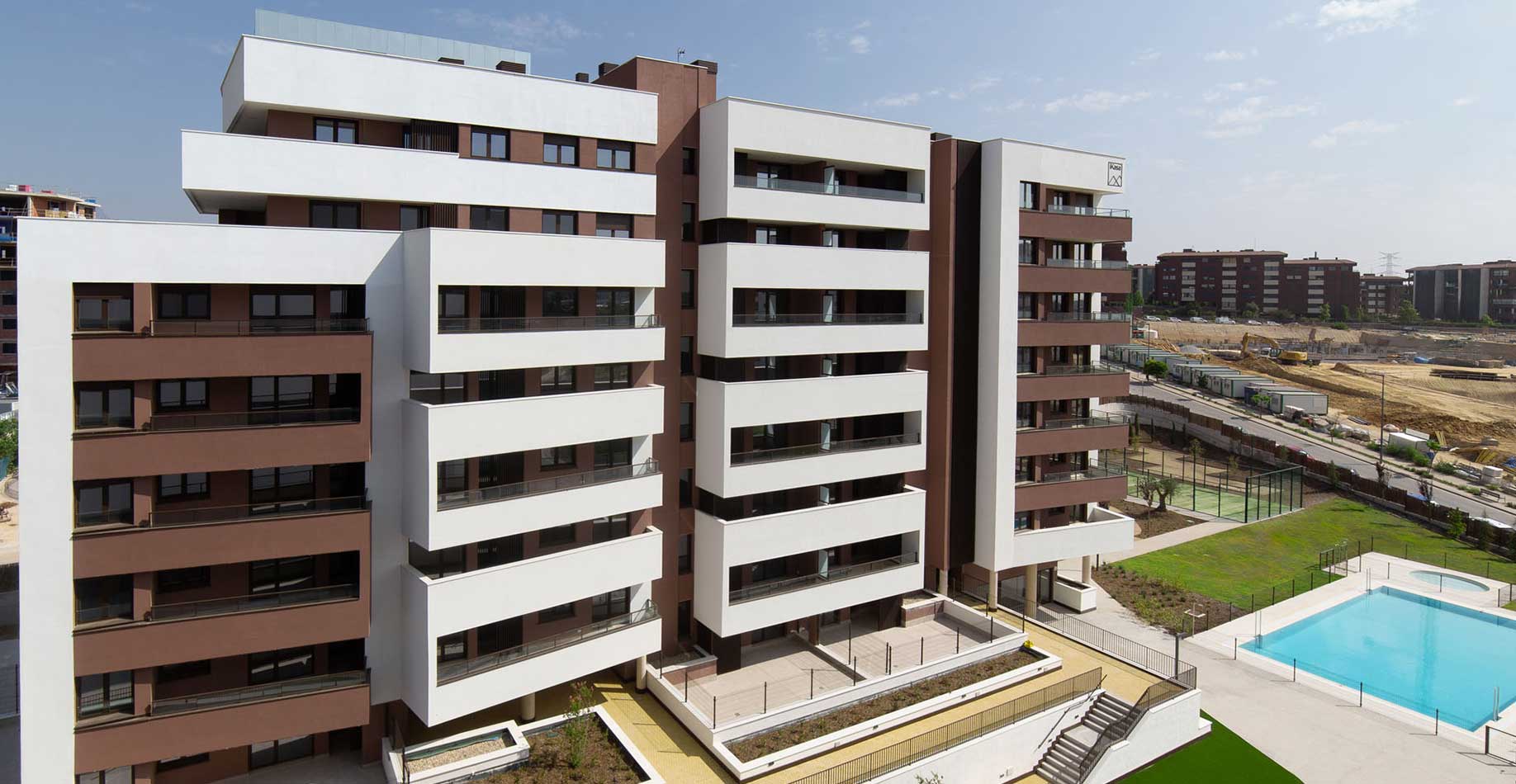 Vista aérea de las zonas comunes y de un edificio de la promoción iKasaClass Nuevo Tres Cantos