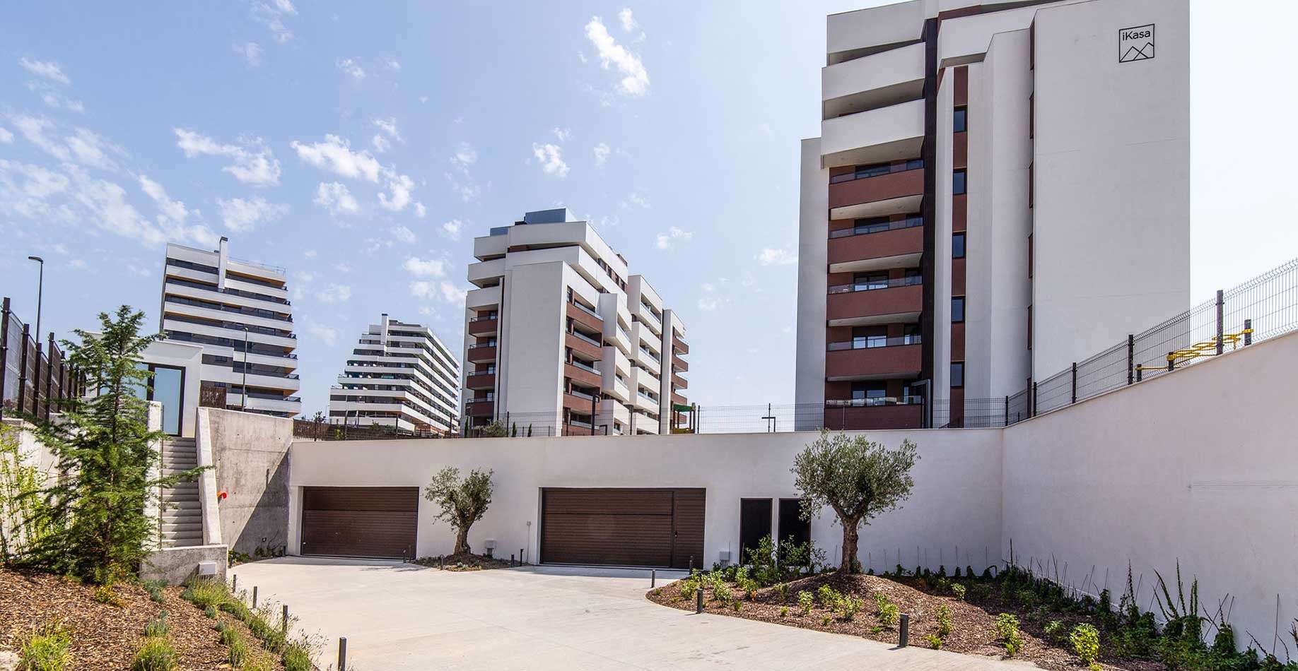 Entrada al garaje de la promoción de viviendas iKasaClass Nuevo Tres Cantos