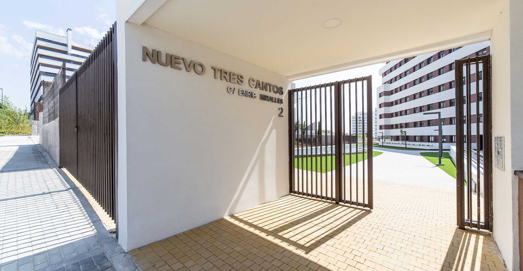 Puerta de entrada principal de la promoción de viviendas iKasaClass Nuevo Tres Cantos