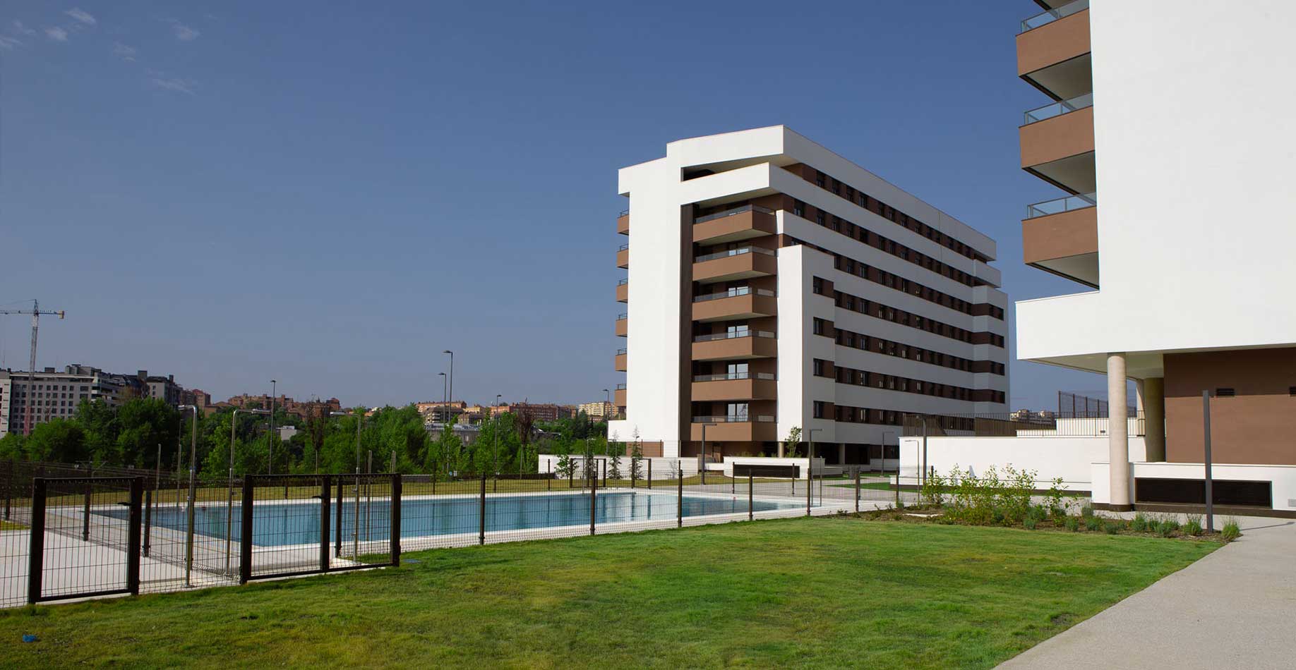 Zonas comunes y piscina de la promoción de viviendas iKasaClass Nuevo Tres Cantos