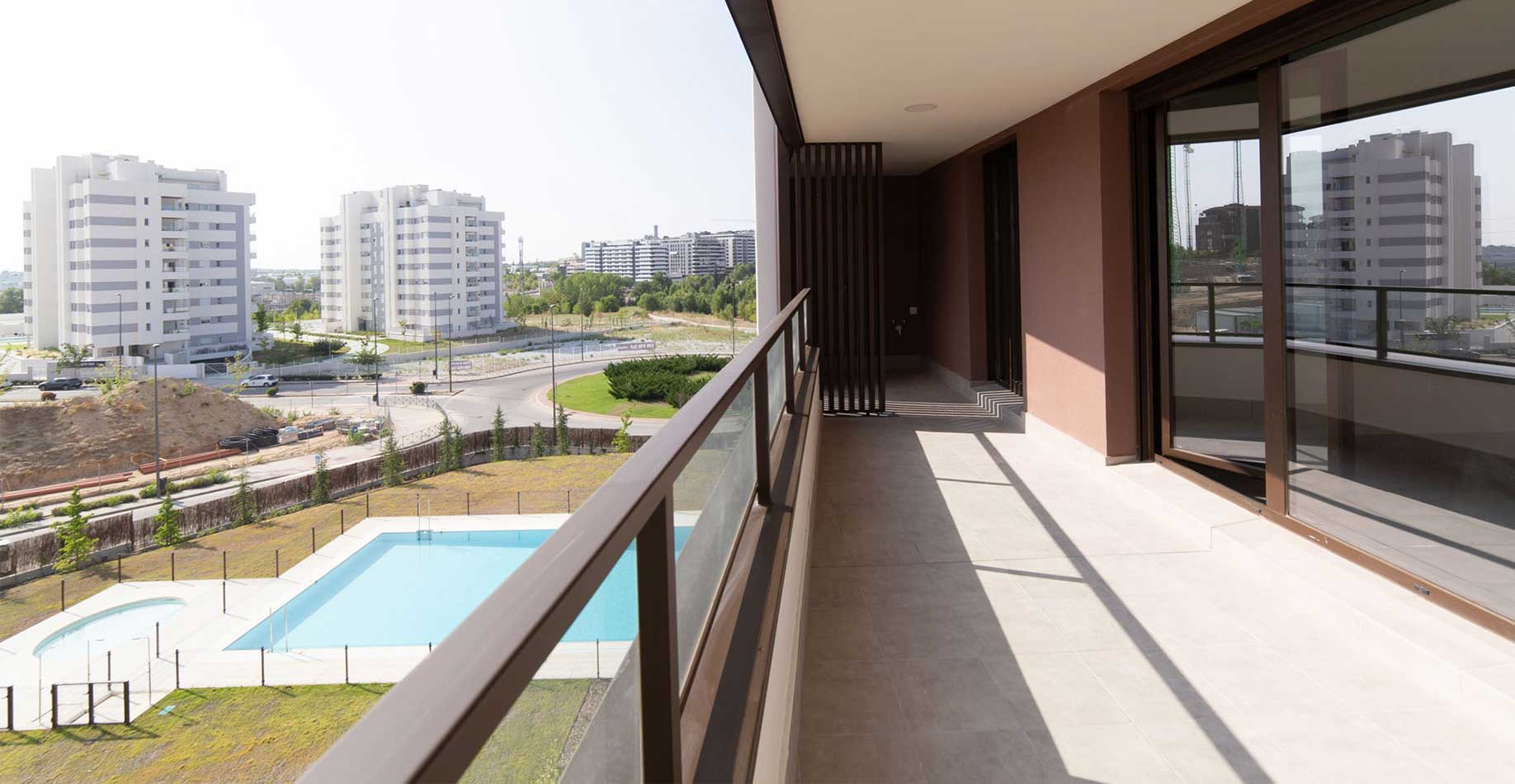 Amplia terraza con vistas a las zonas comunes de la promoción iKasaClass Nuevo Tres Cantos