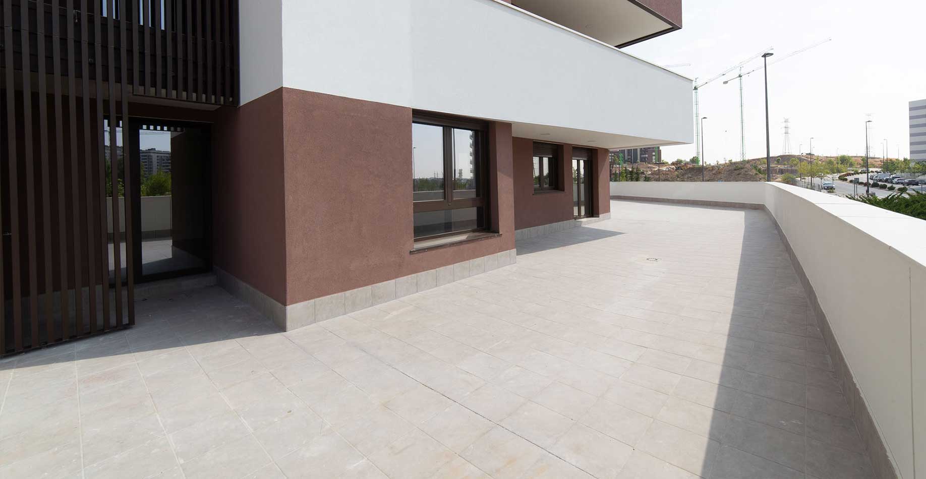 Amplia terraza de una vivienda de la promoción iKasaClass Nuevo Tres Cantos