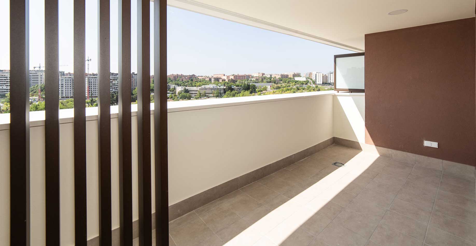 Amplia terraza de una vivienda de la promoción iKasaClass Nuevo Tres Cantos