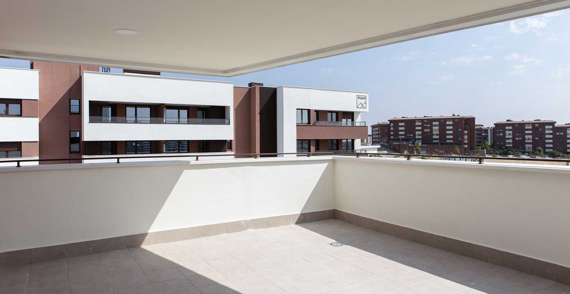 Amplia terraza de una vivienda de la promoción iKasaClass Nuevo Tres Cantos
