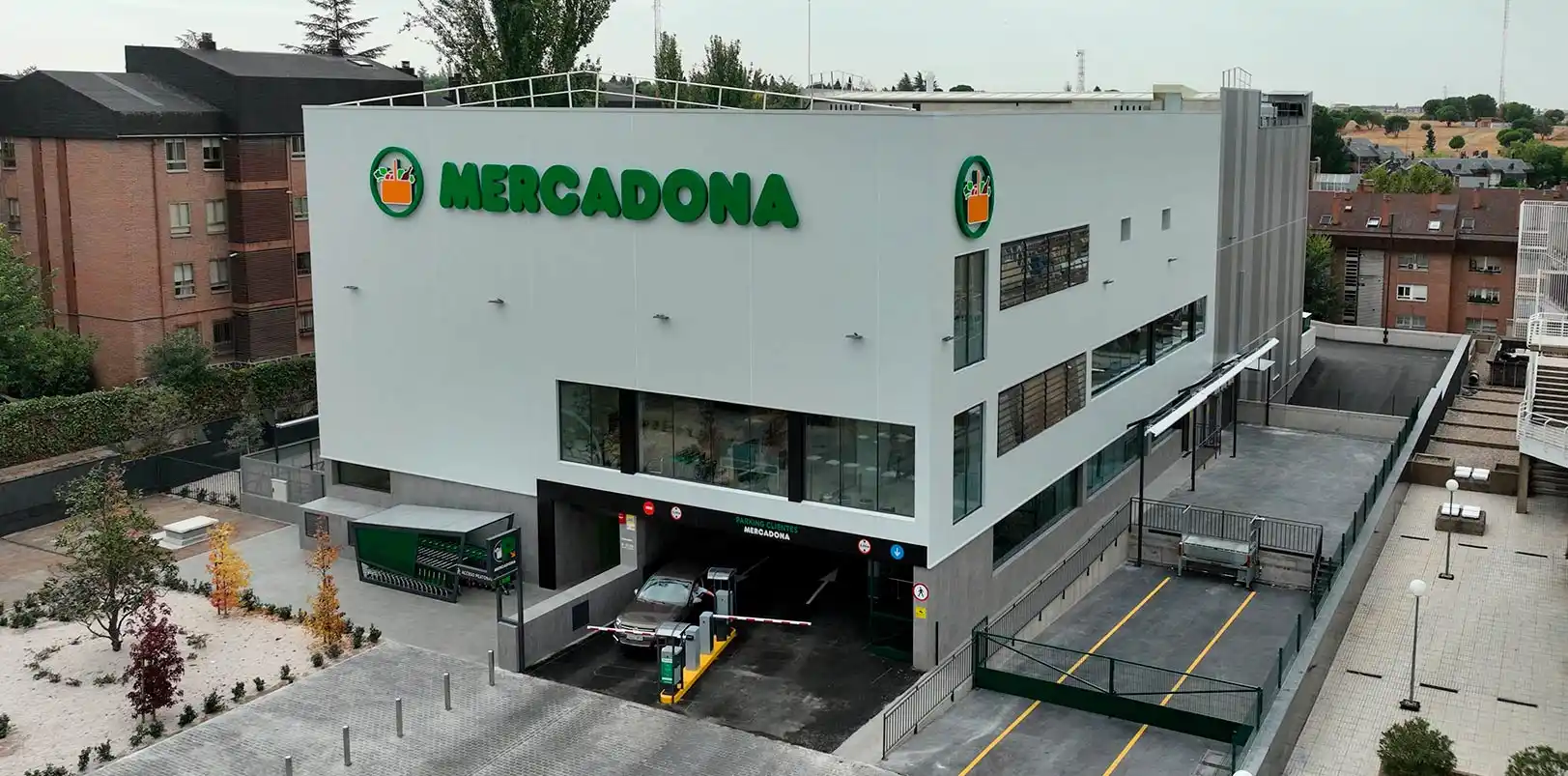 Edificio Supermercado Mercadona iKasa en Edificio Burgosol de Las Rozas, acceso al parking.